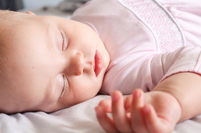 赤ちゃんが寝てる時に暑いサインって分かる 夏の快適な室温は 日常生活ラボ ライフスタイルを応援